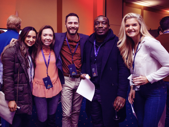 Le cycle de vie DevSecOps (planification, codage, compilation, test, release, déploiement, exploitation et surveillance) est représenté par le symbole de l'infini qui chevauche le bouclier de sécurité (sécurité et conformité).